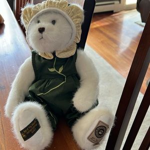 Boyd’s Daisey Dubeary.  Collectors featured bear of the month.